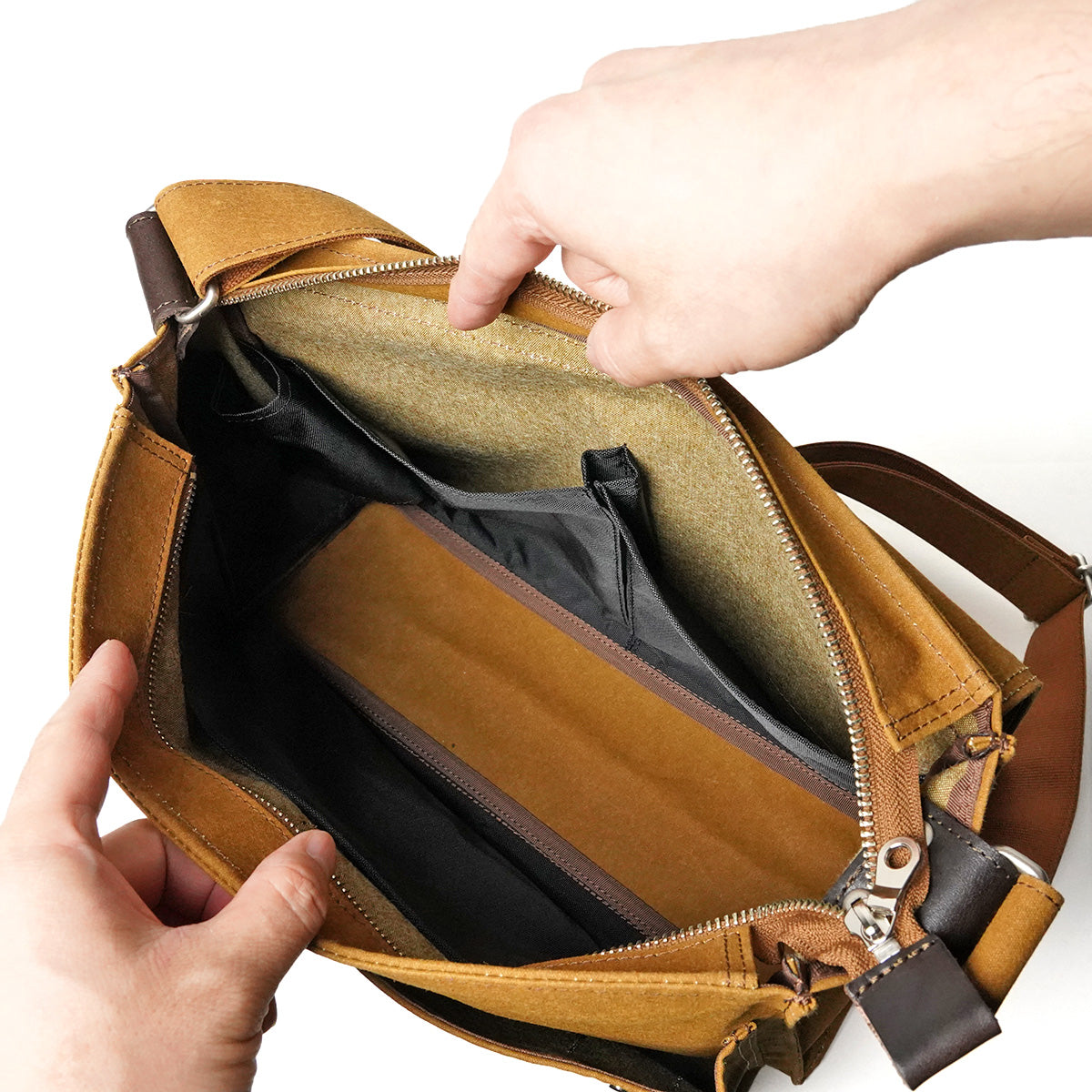 Shelter Duck Horizontal Shoulder Bag (L) INS603