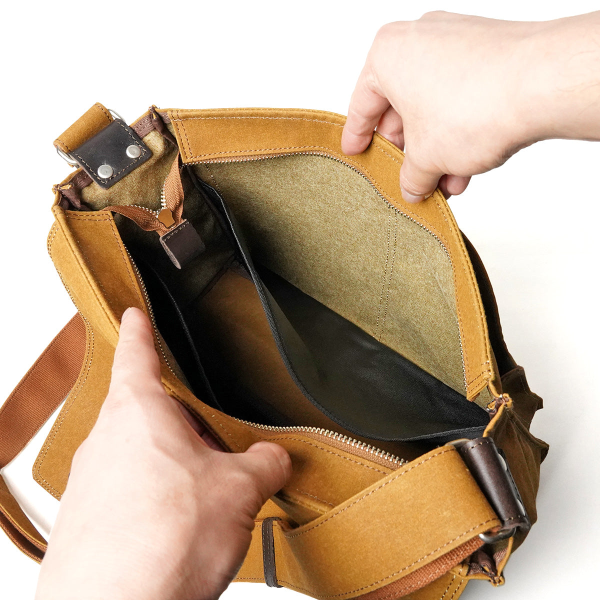 Shelter Duck Horizontal Shoulder Bag (L) INS603