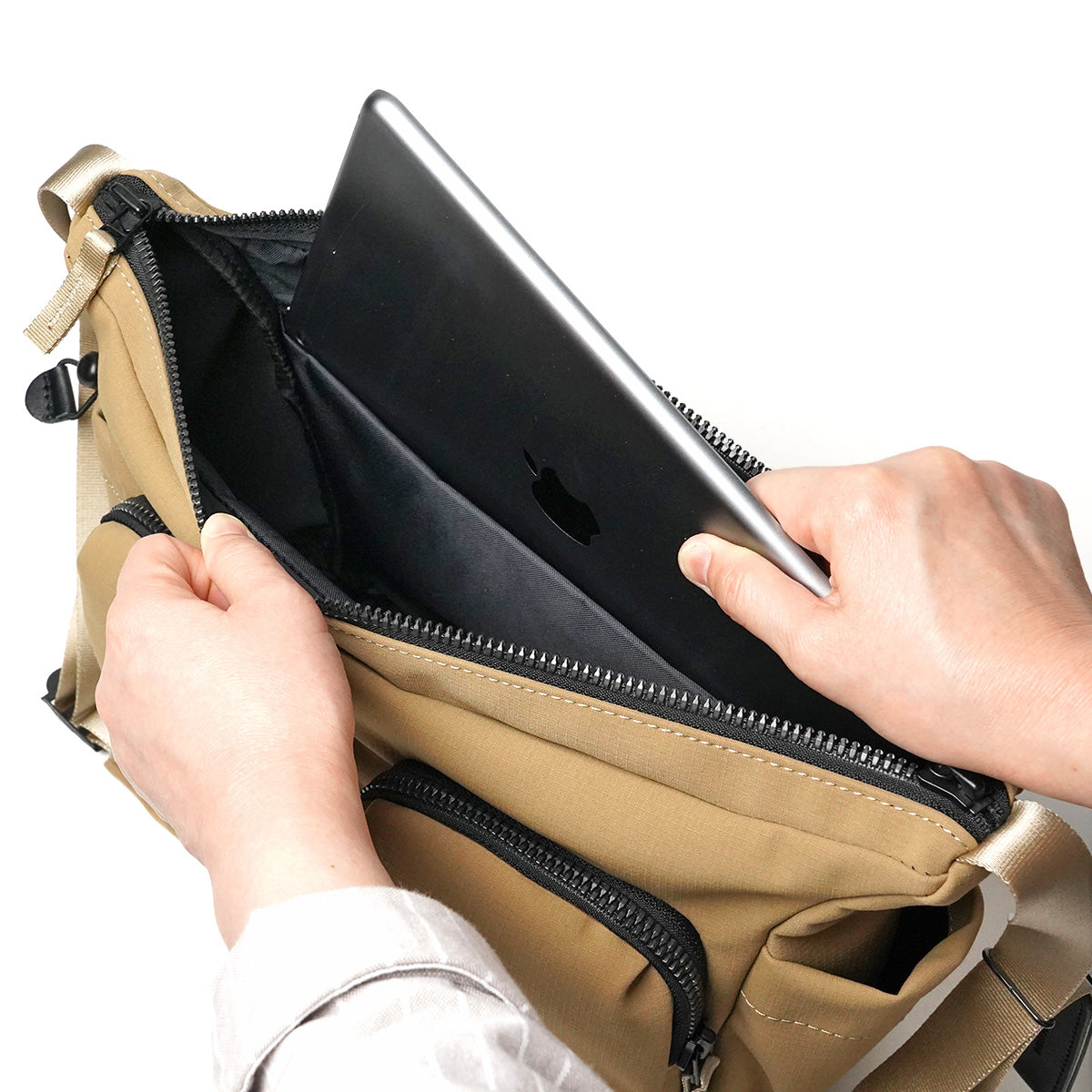MINOTECH -Minotech Layer- Shoulder Bag, Medium, YNM5604