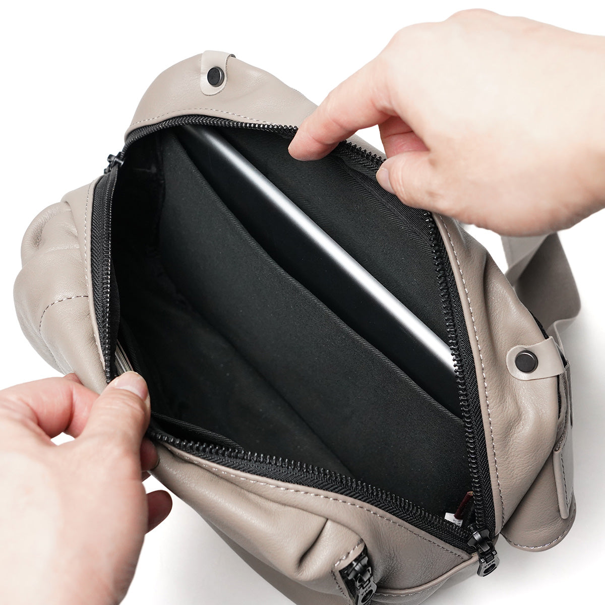 オイルソフトレザー ヨコ型 ボディバッグ YNM990