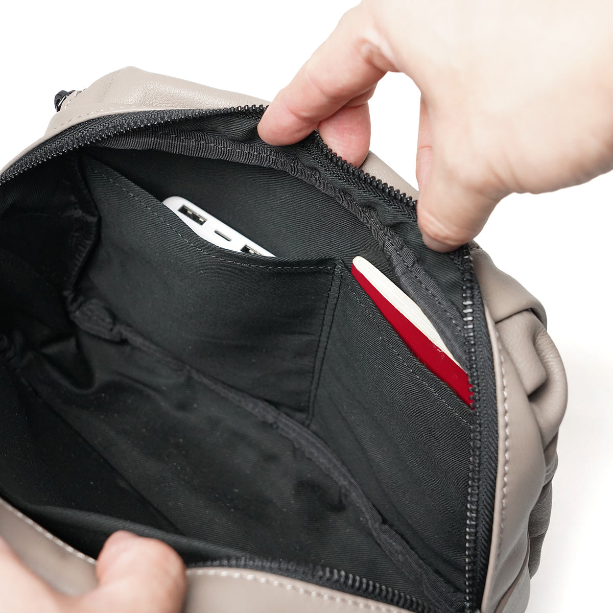 オイルソフトレザー ヨコ型 ボディバッグ YNM990