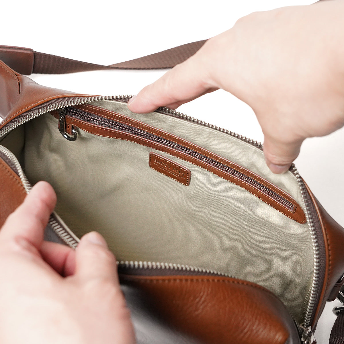 OIL PULLUP -オイルプルアップ- 筒形2WAY クラッチショルダーバッグ ZKM4000