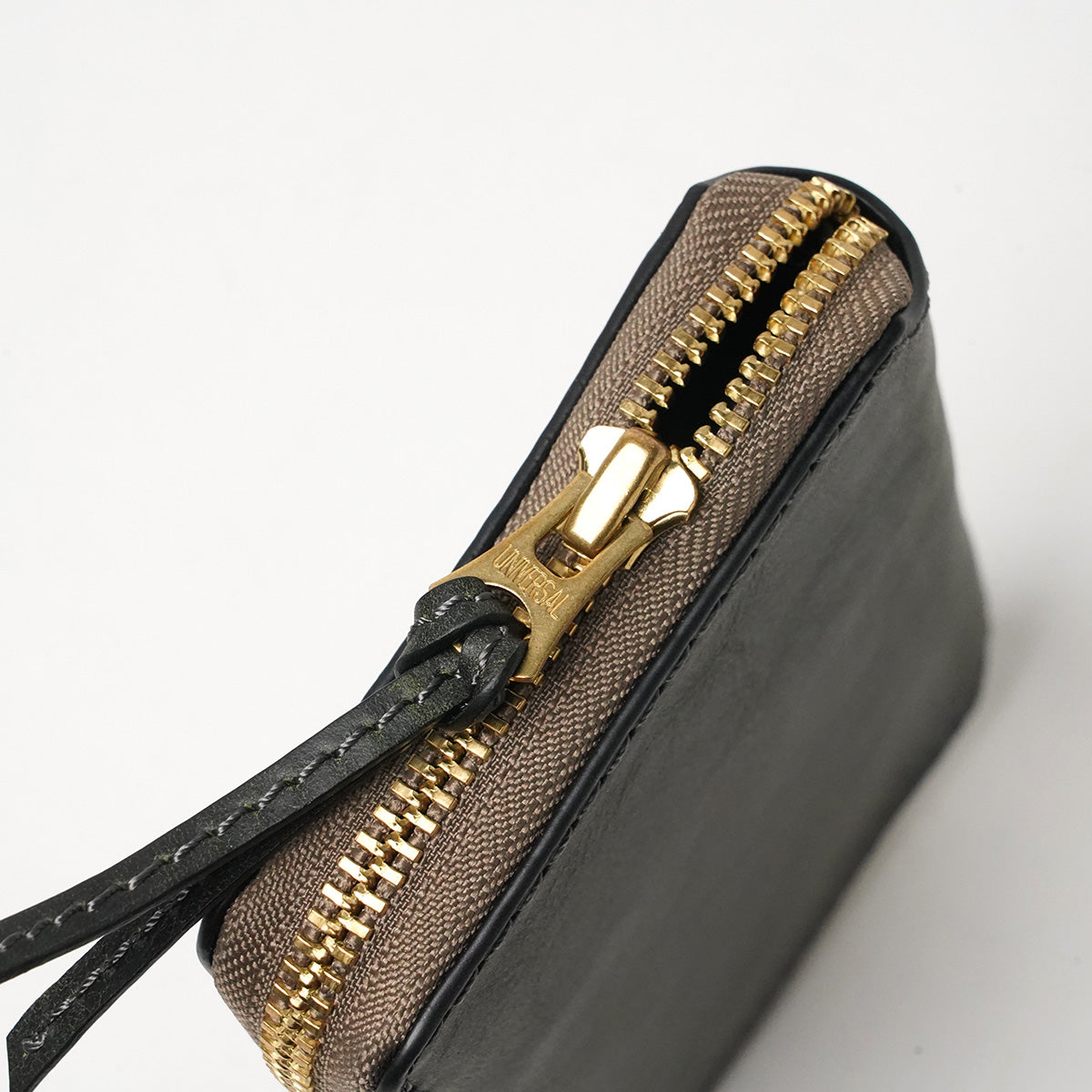 BLACK ON - Black On - Round Zipper Half Wallet ZYS1101