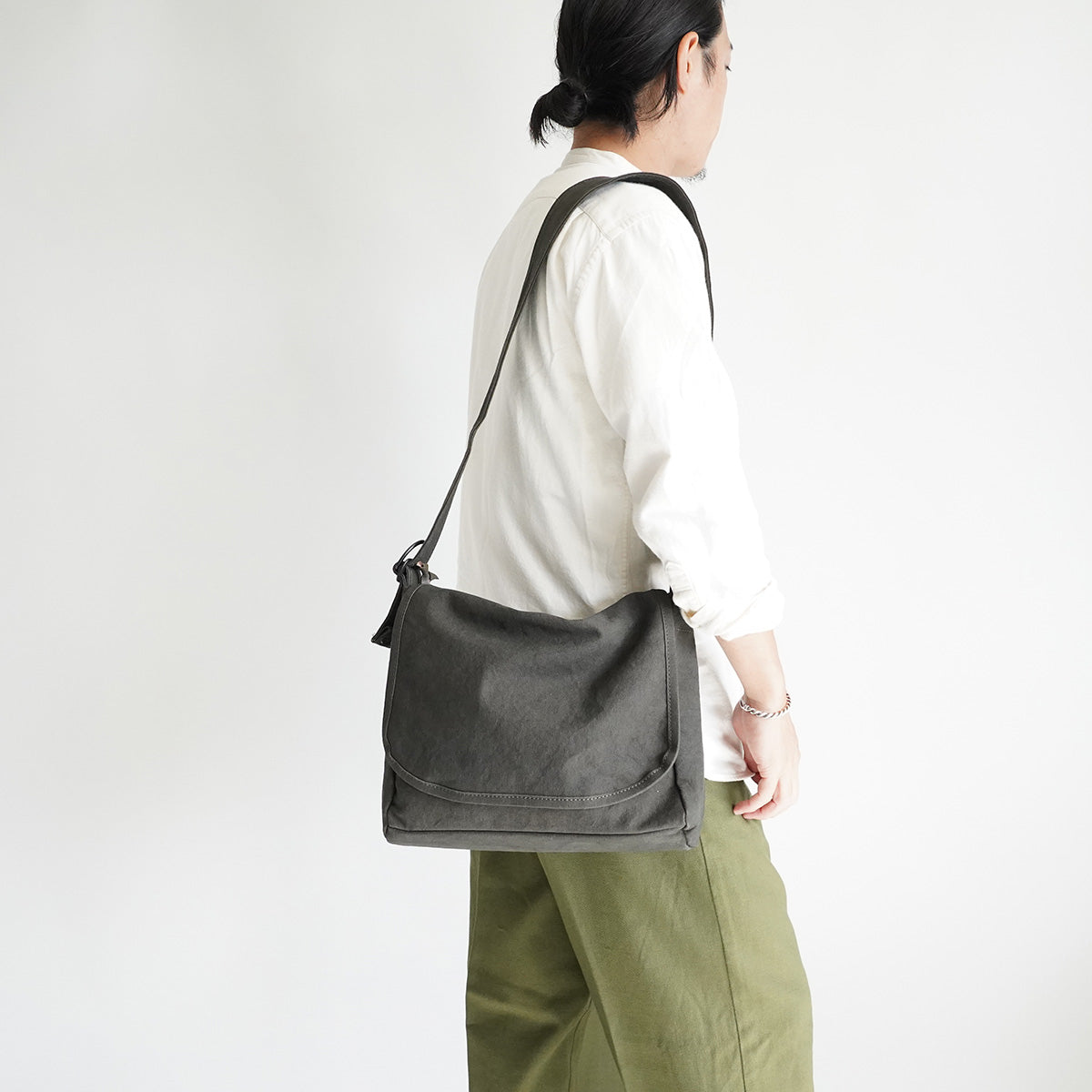 KUROSABI-黒さび染め- フラップ付きショルダーバッグ M GRN9601