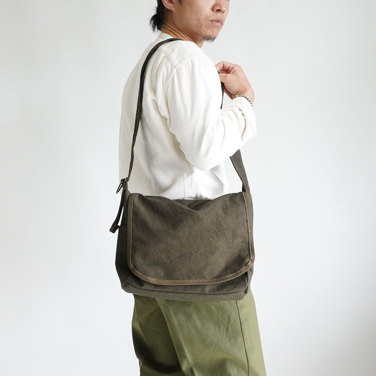 KUROSABI-黒さび染め- フラップ付きショルダーバッグ M GRN9601