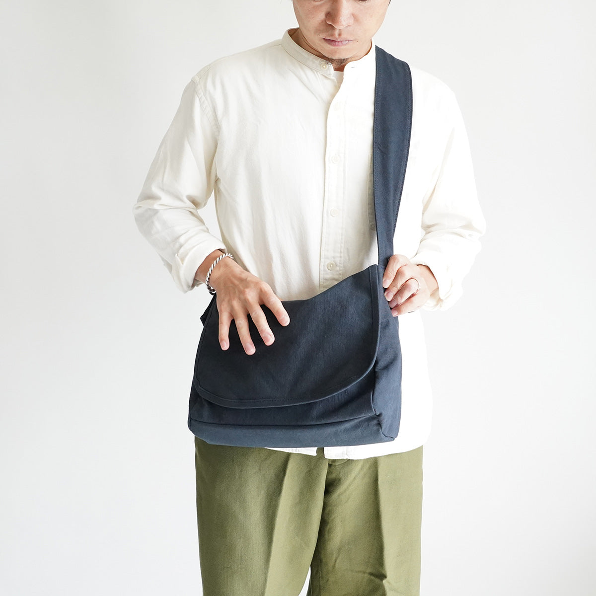 KUROSABI-黒さび染め- フラップ付きショルダーバッグ M GRN9601