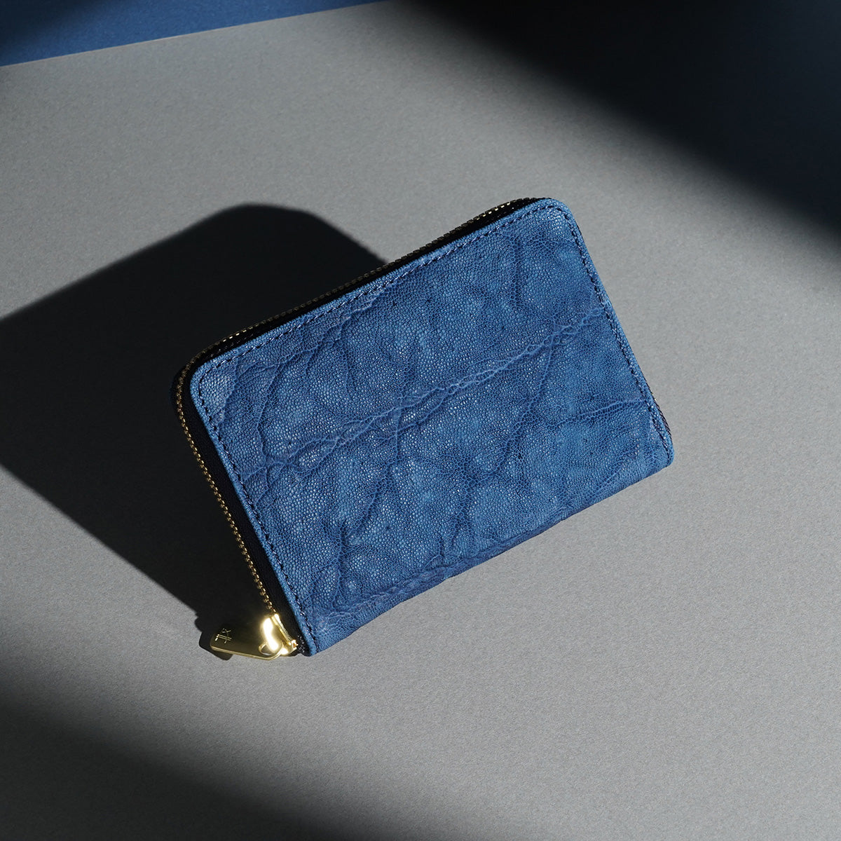 Indigo dyed x elephant leather round zipper half wallet HRD1001