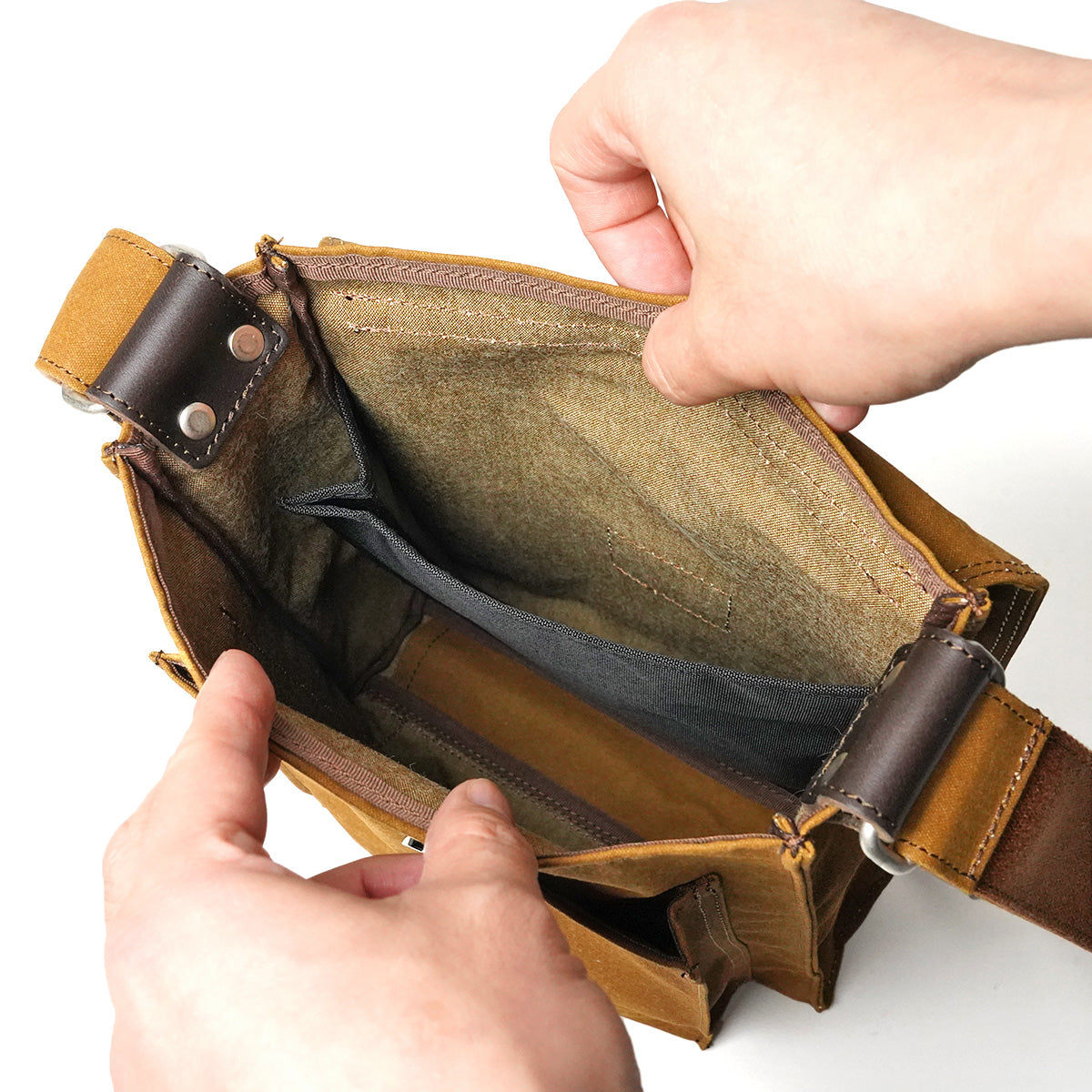 Shelter Duck Shoulder Bag INS601