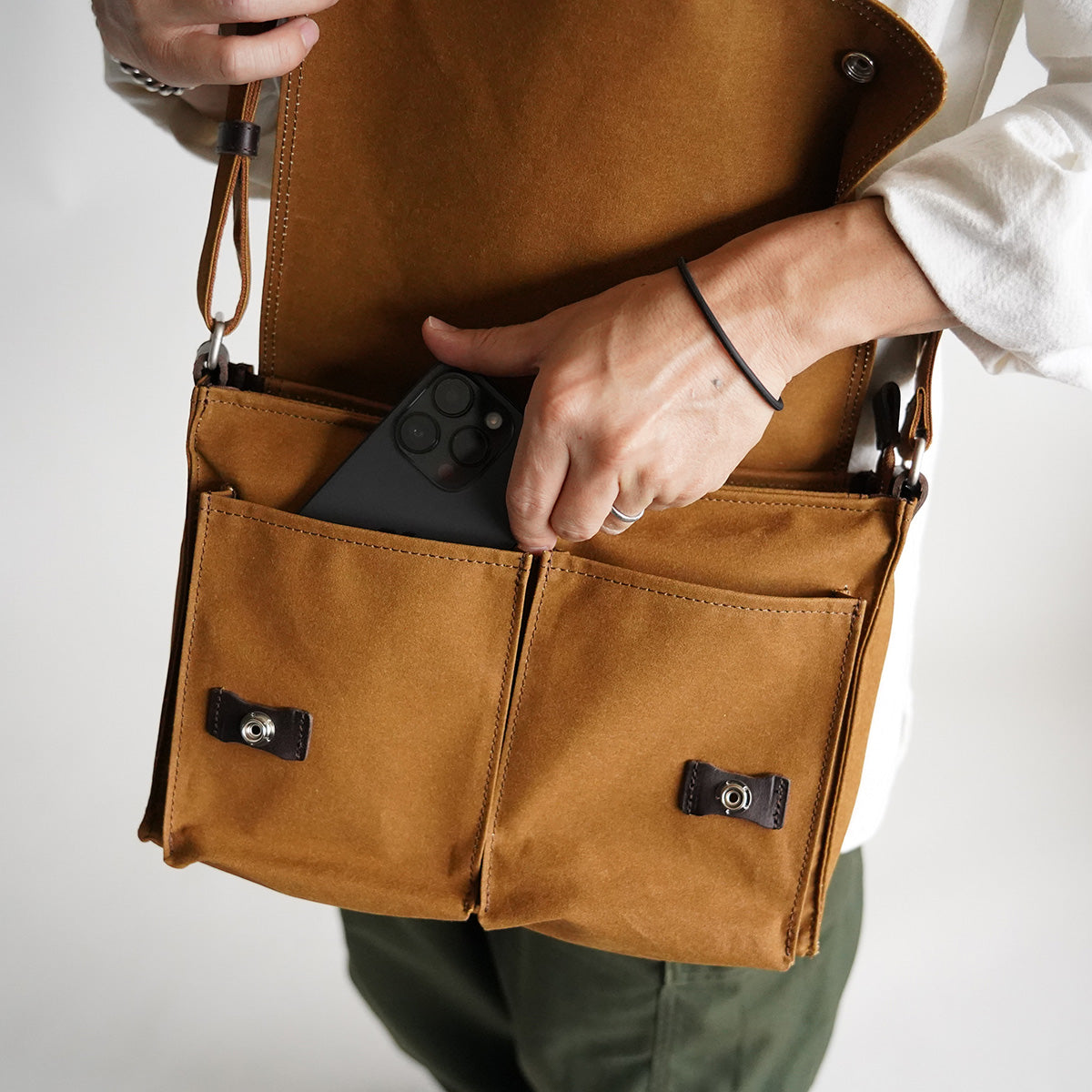Shelter Duck Horizontal Shoulder Bag (S) INS602