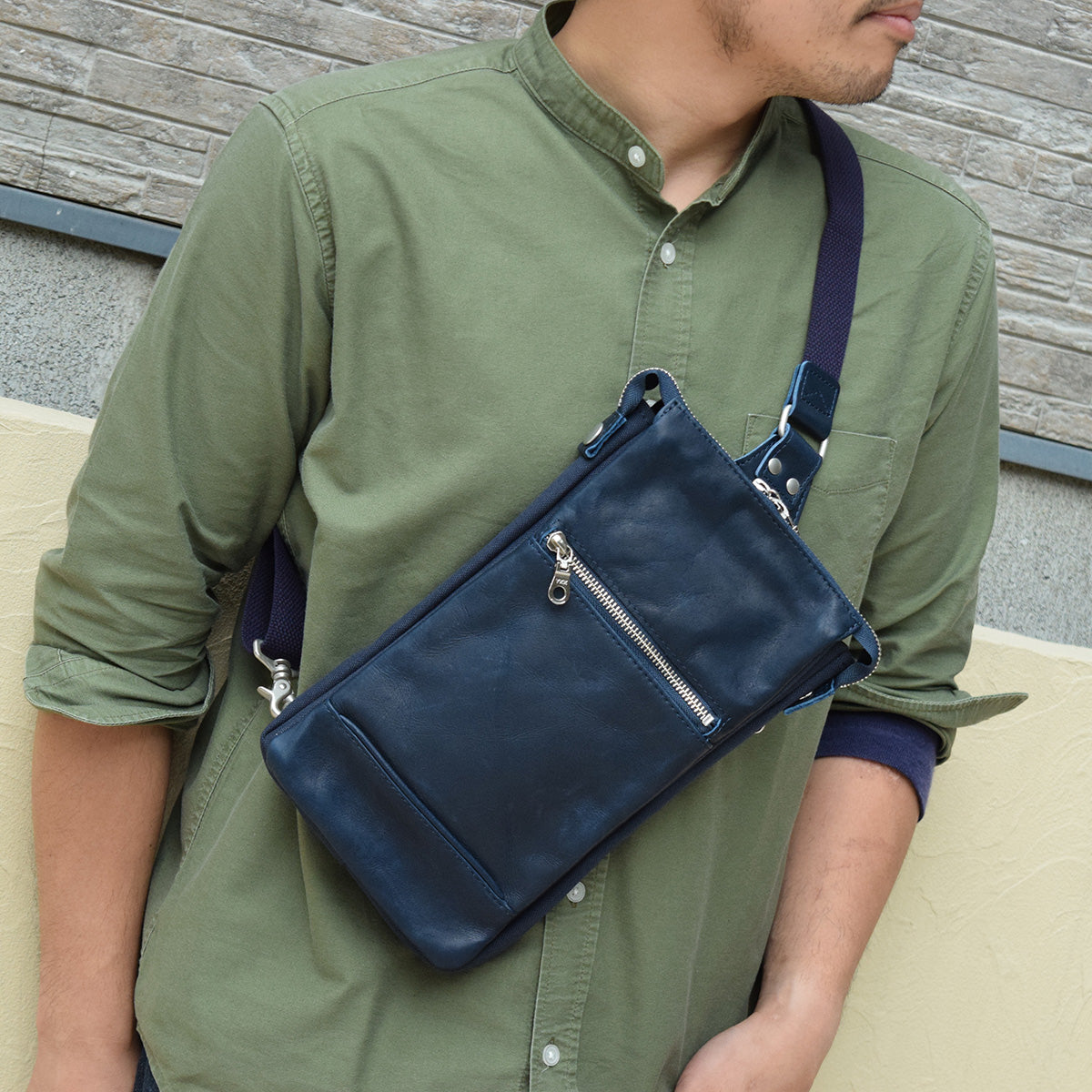 グローブレザー タテ型ボディバッグ YNM210