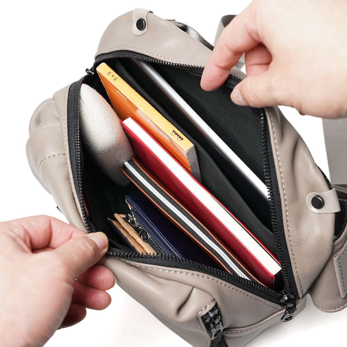 オイルソフトレザー ヨコ型 ボディバッグ YNM990