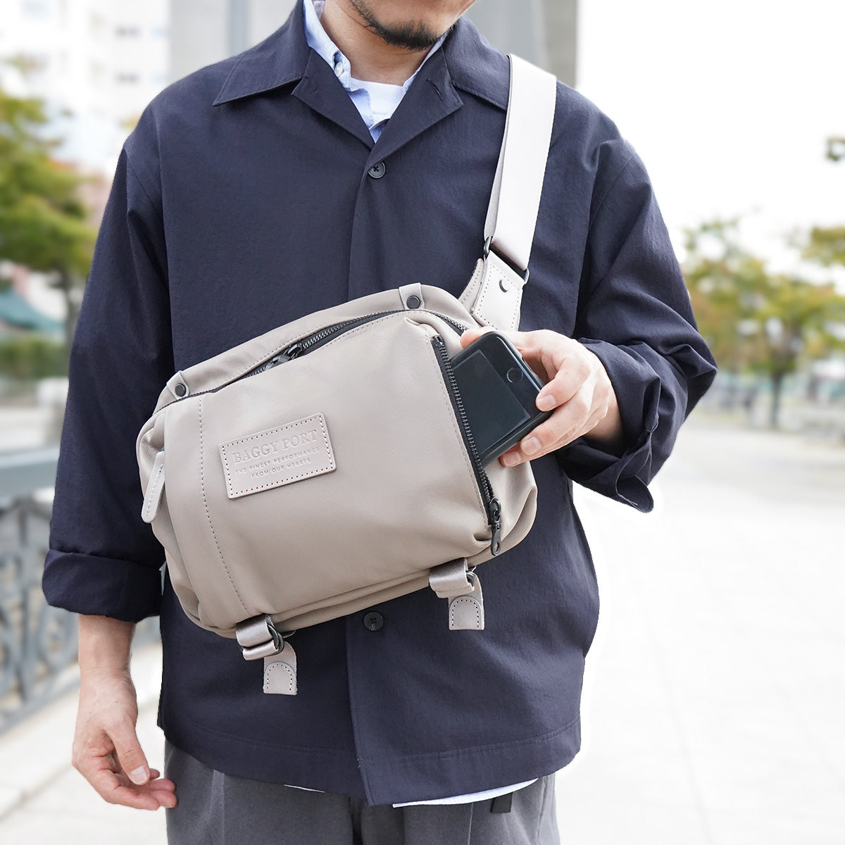 オイルソフトレザー ヨコ型 ボディバッグ YNM990