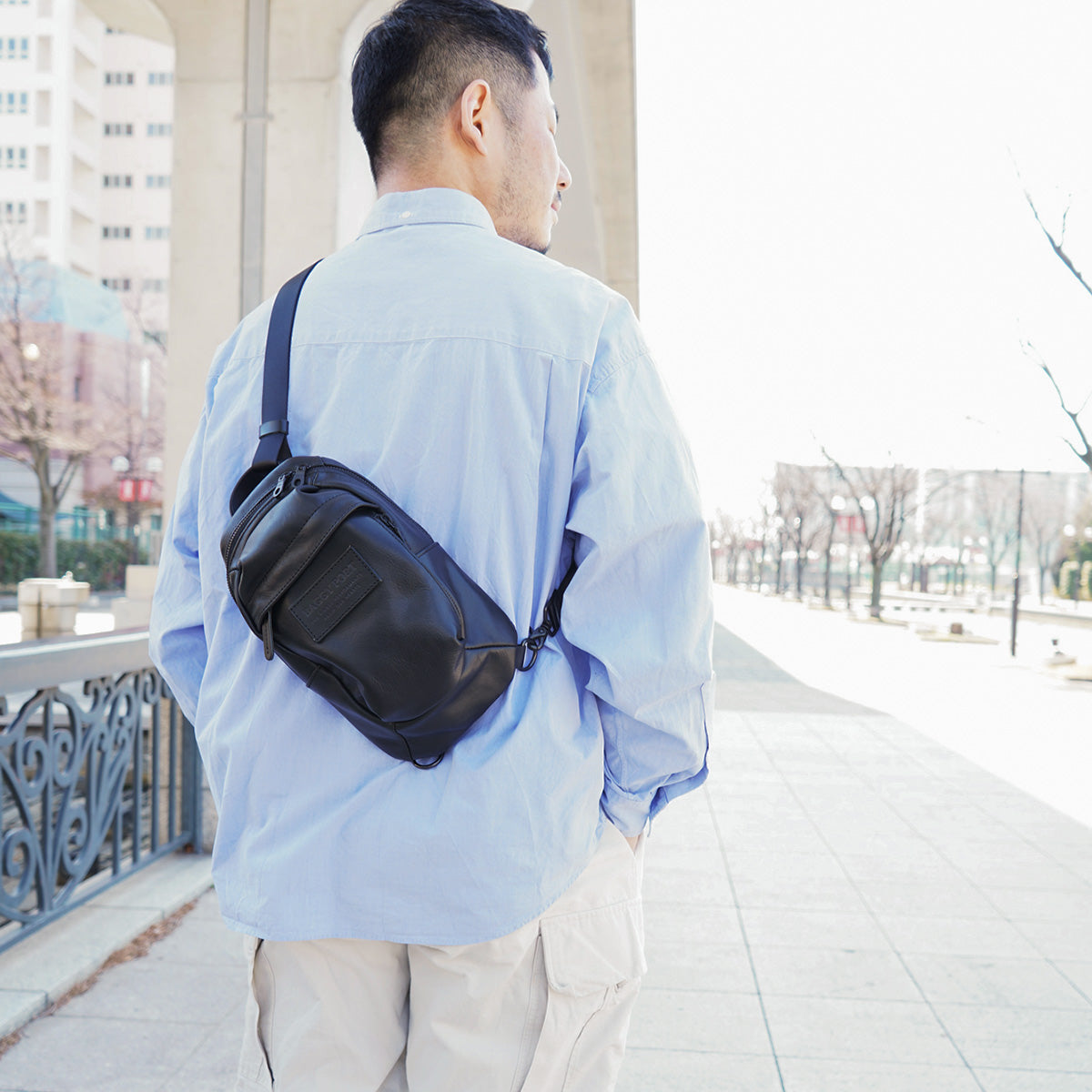 オイルソフトレザー タテ型 ボディバッグ YNM991