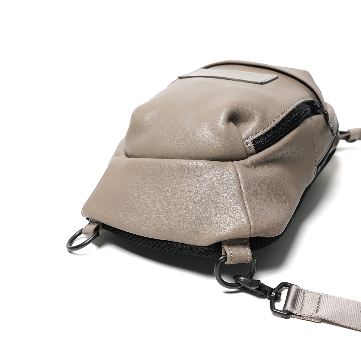 オイルソフトレザー タテ型 ボディバッグ YNM991