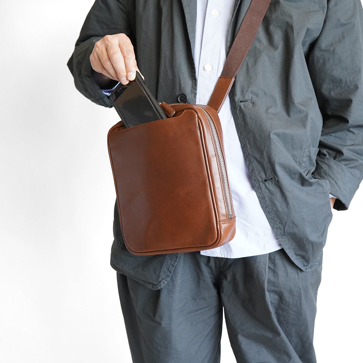 OIL PULLUP -プルアップ- スクエアショルダーバッグ ZKM4001